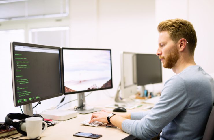 beginnend ondernemer achter de computer
