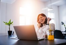 Opvolger windows 11: voor de nieuwe generatie bedrijven vrouw die naar muziek luistert op kantoor