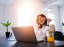 vrouw die naar muziek luistert op kantoor