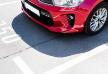 Slim zakendoen: zo haal je meer uit voertuigen die je niet meer gebruikt Rode auto op parkeerplaats