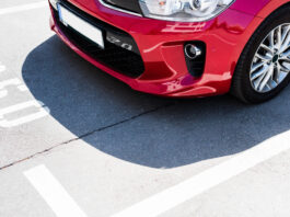 Rode auto op parkeerplaats