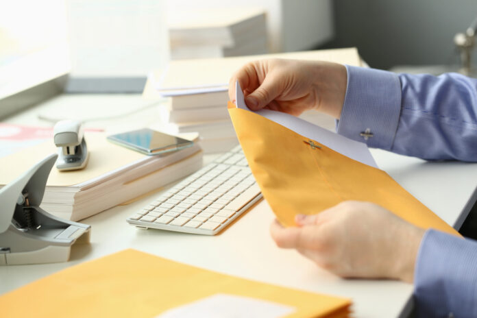 brief bij toetsenbord